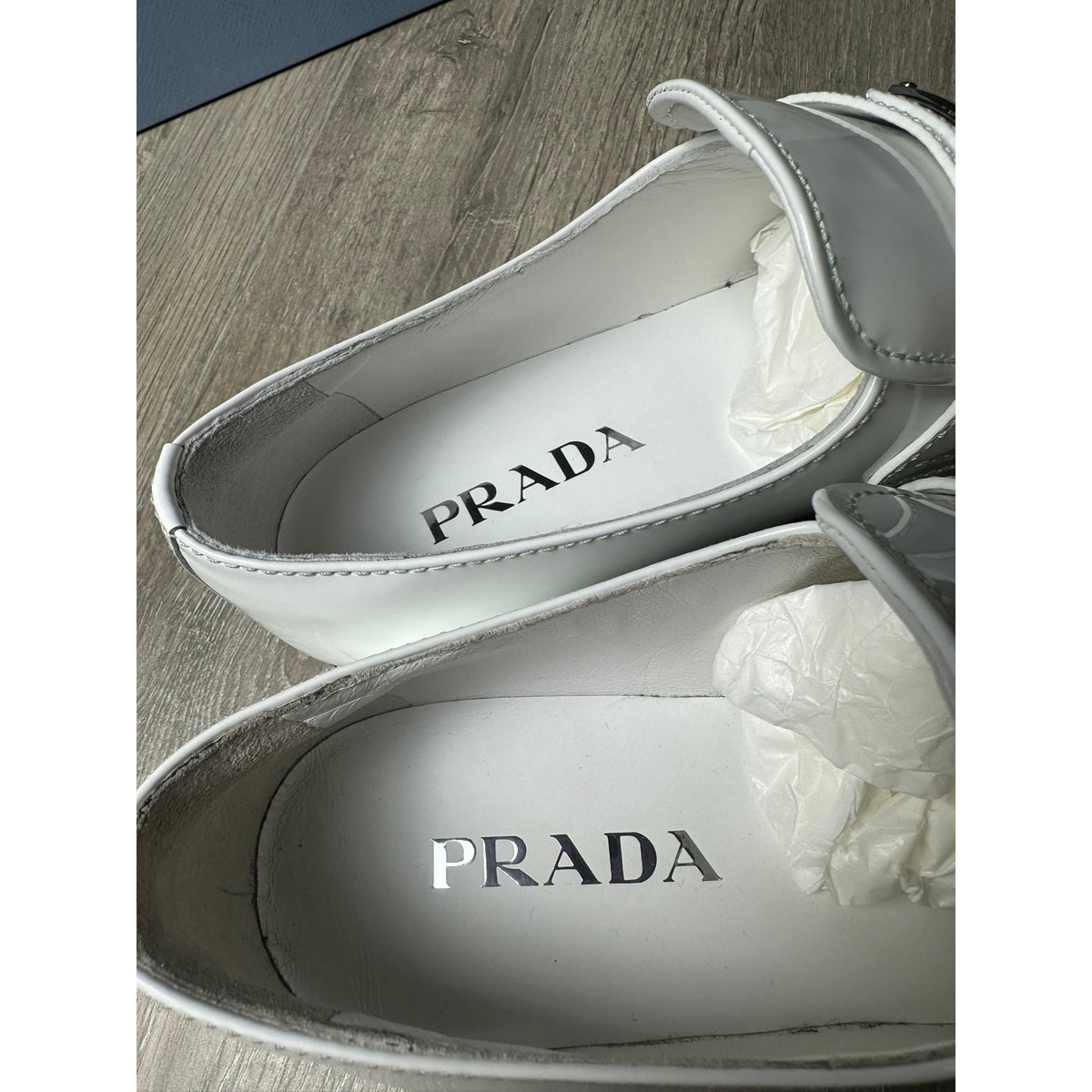Prada Mocassins en cuir verni chocolate Blanc 38.5