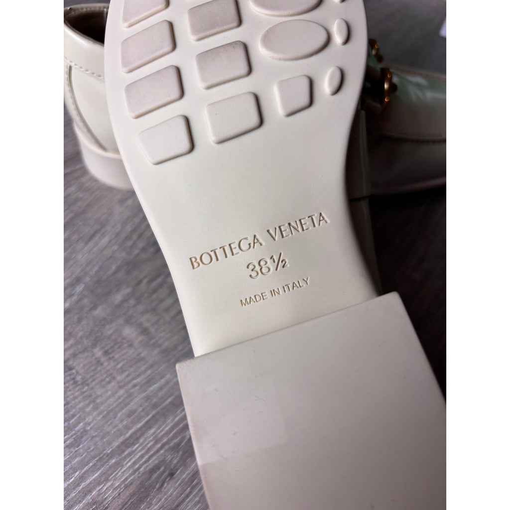 Bottega Veneta Mocassins en cuir verni Monsieur Écru 38.5