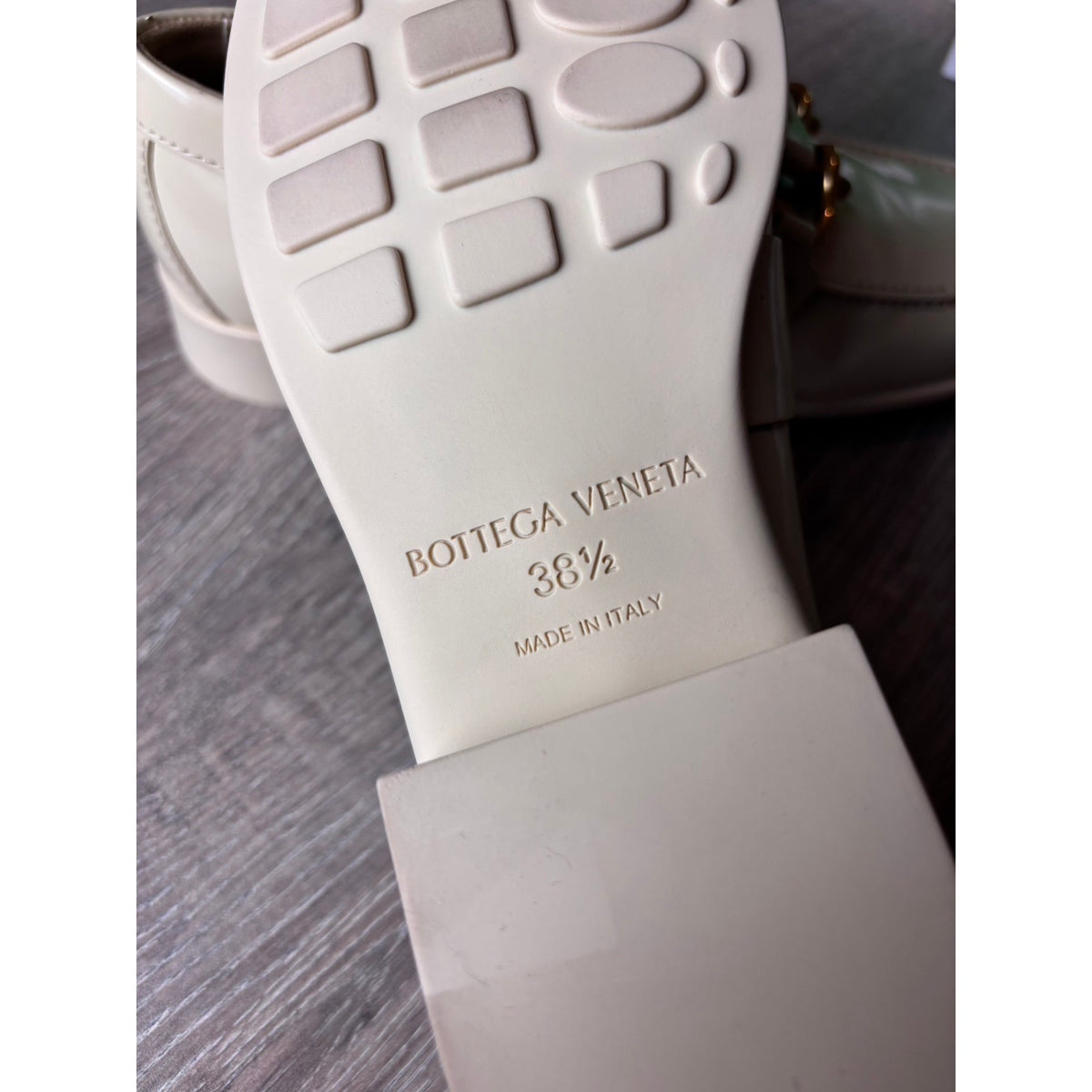 Bottega Veneta Mocassins en cuir verni Monsieur Écru 38.5