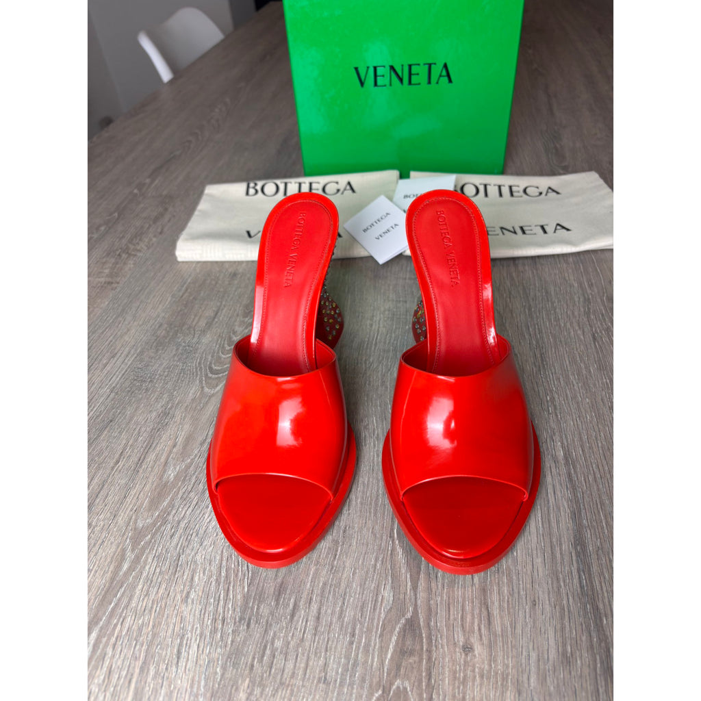 Bottega Veneta Mules en cuir verni Rouge 38
