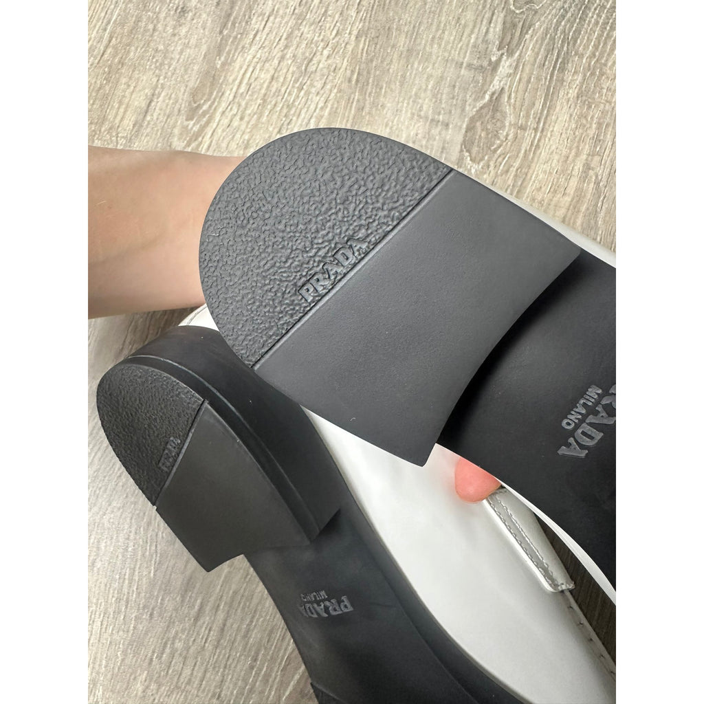 Prada Mocassins en cuir verni chocolate Blanc 38.5