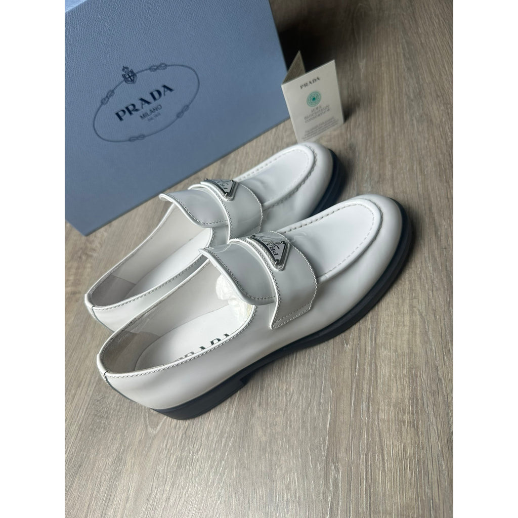 Prada Mocassins en cuir verni chocolate Blanc 38.5