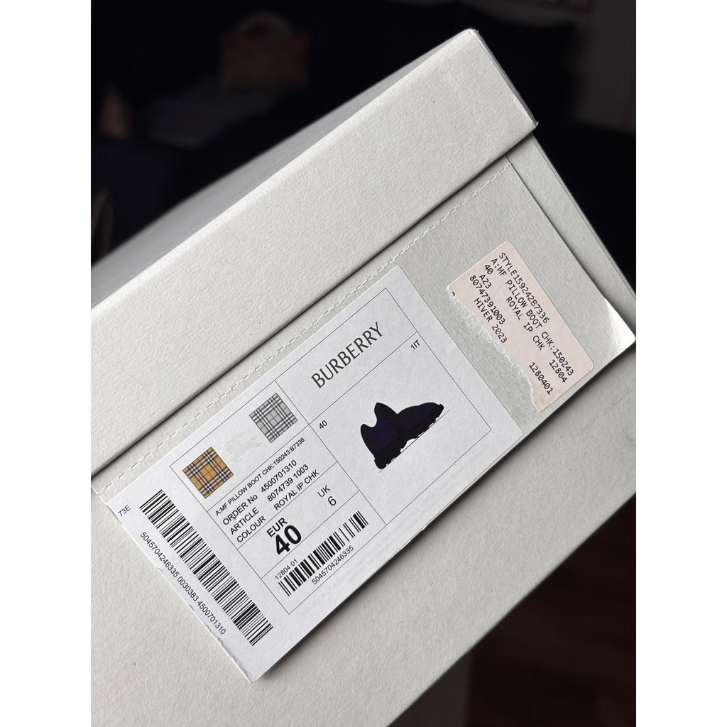 Burberry Bottes fourrées en cuir Violet 40