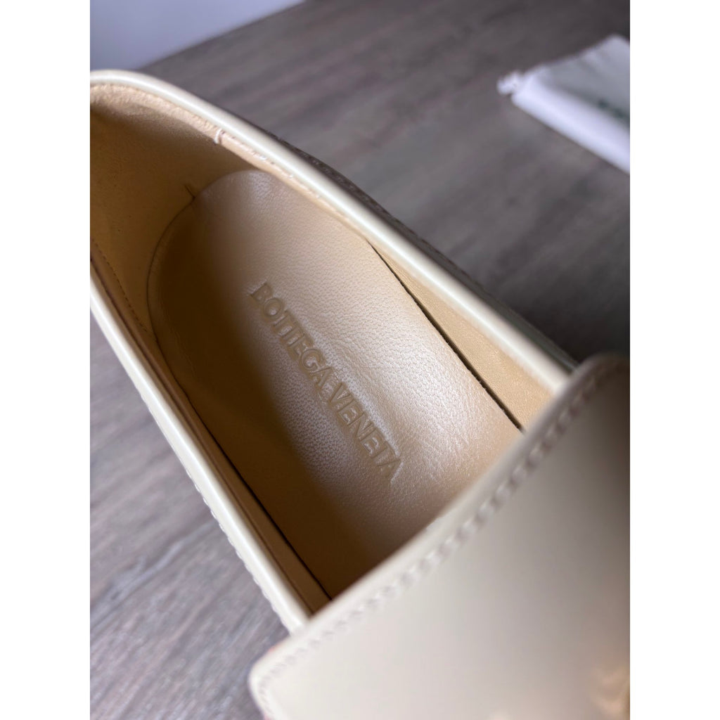 Bottega Veneta Mocassins en cuir verni Monsieur Écru 38.5