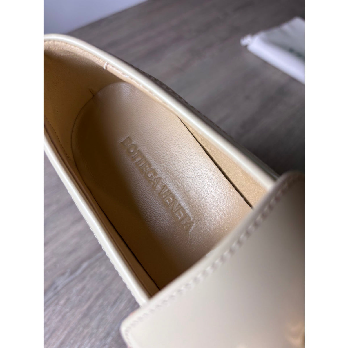 Bottega Veneta Mocassins en cuir verni Monsieur Écru 38.5