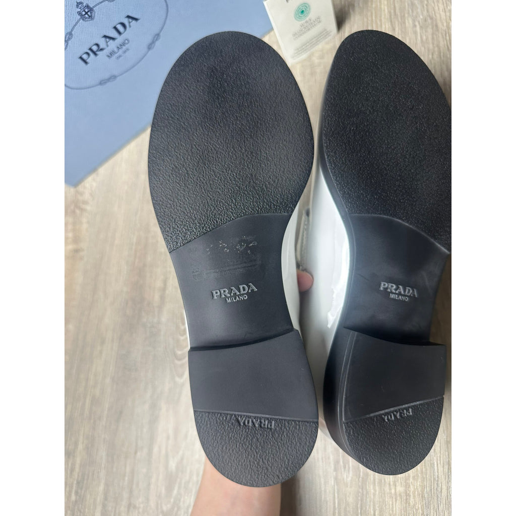 Prada Mocassins en cuir verni chocolate Blanc 38.5