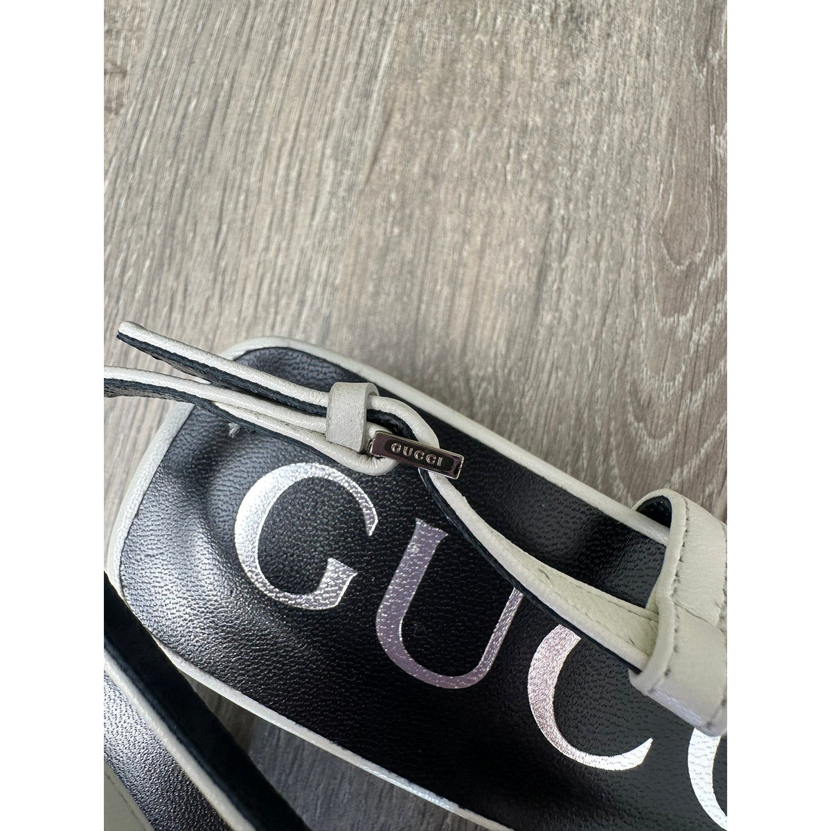 Gucci Escarpins en cuir Signoria blanc slingback à bout carré, bride réglable