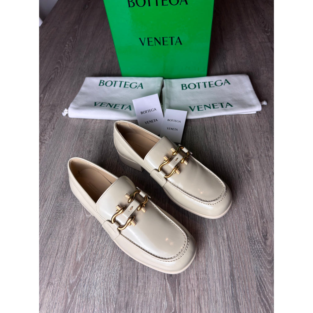 Bottega Veneta Mocassins en cuir verni Monsieur Écru 38.5