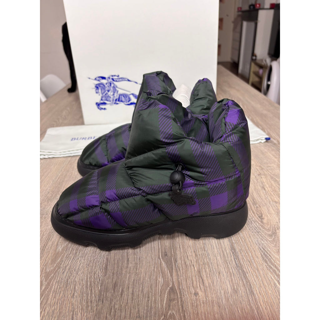 Burberry Bottes fourrées en cuir Violet 40