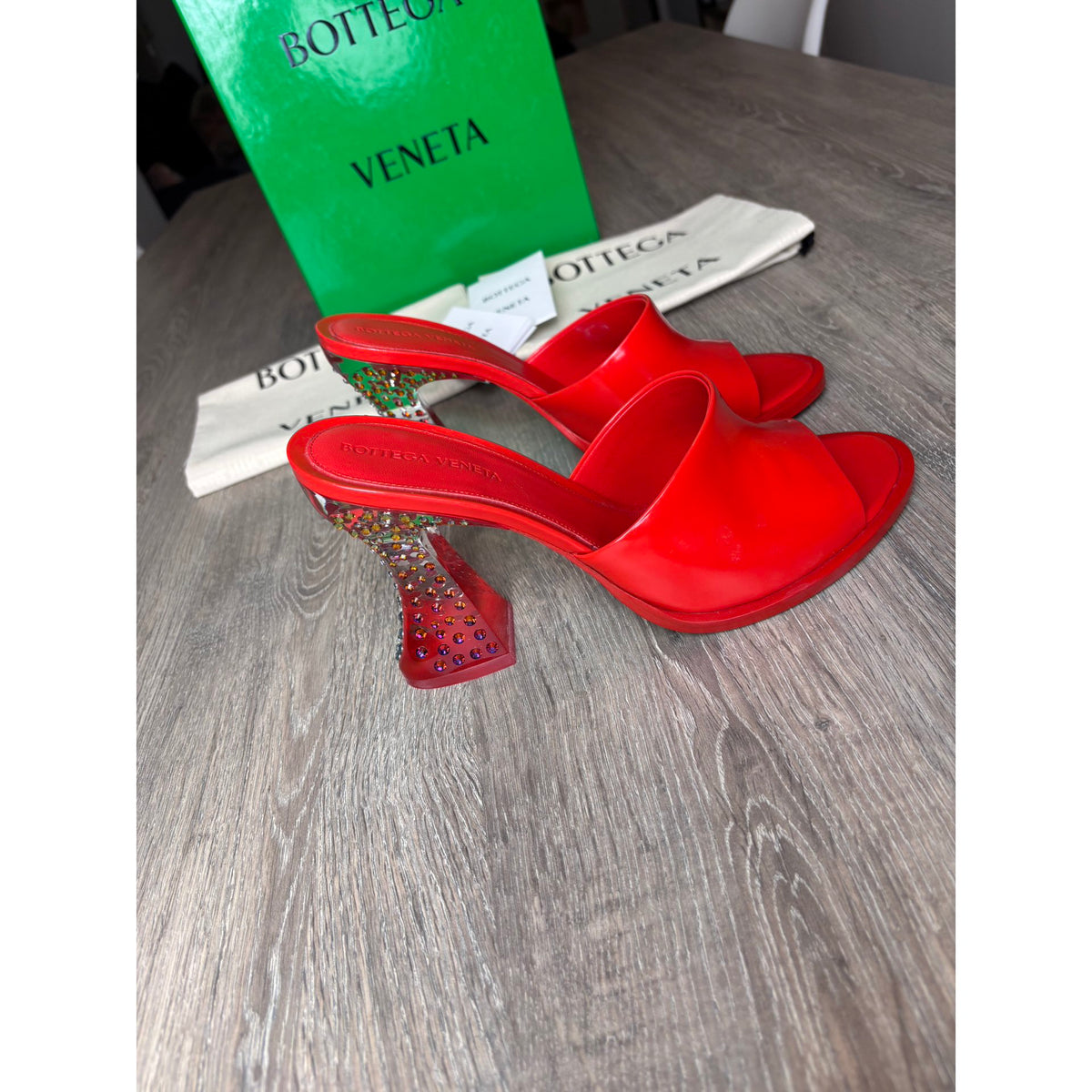 Bottega Veneta Mules en cuir verni Rouge 38