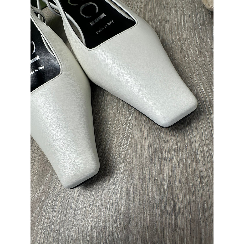 Gucci Escarpins en cuir Signoria blanc slingback à bout carré, bride réglable