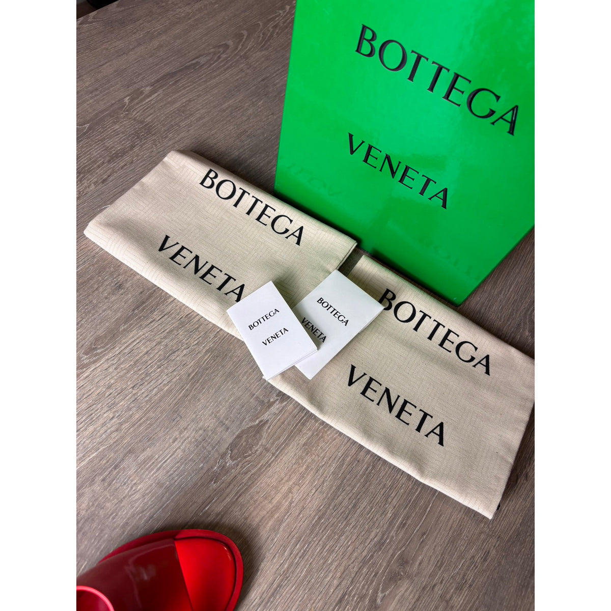 Bottega Veneta Mules en cuir verni Rouge 38