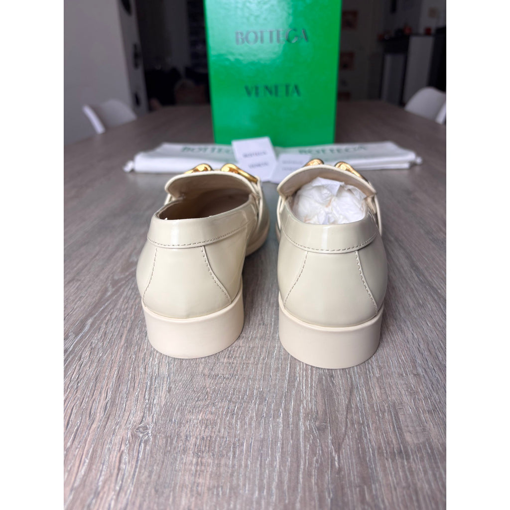 Bottega Veneta Mocassins en cuir verni Monsieur Écru 38.5