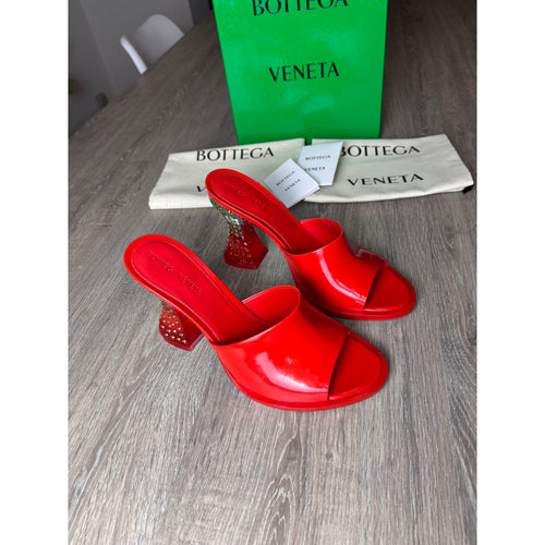 Bottega Veneta Mules en cuir verni Rouge 38