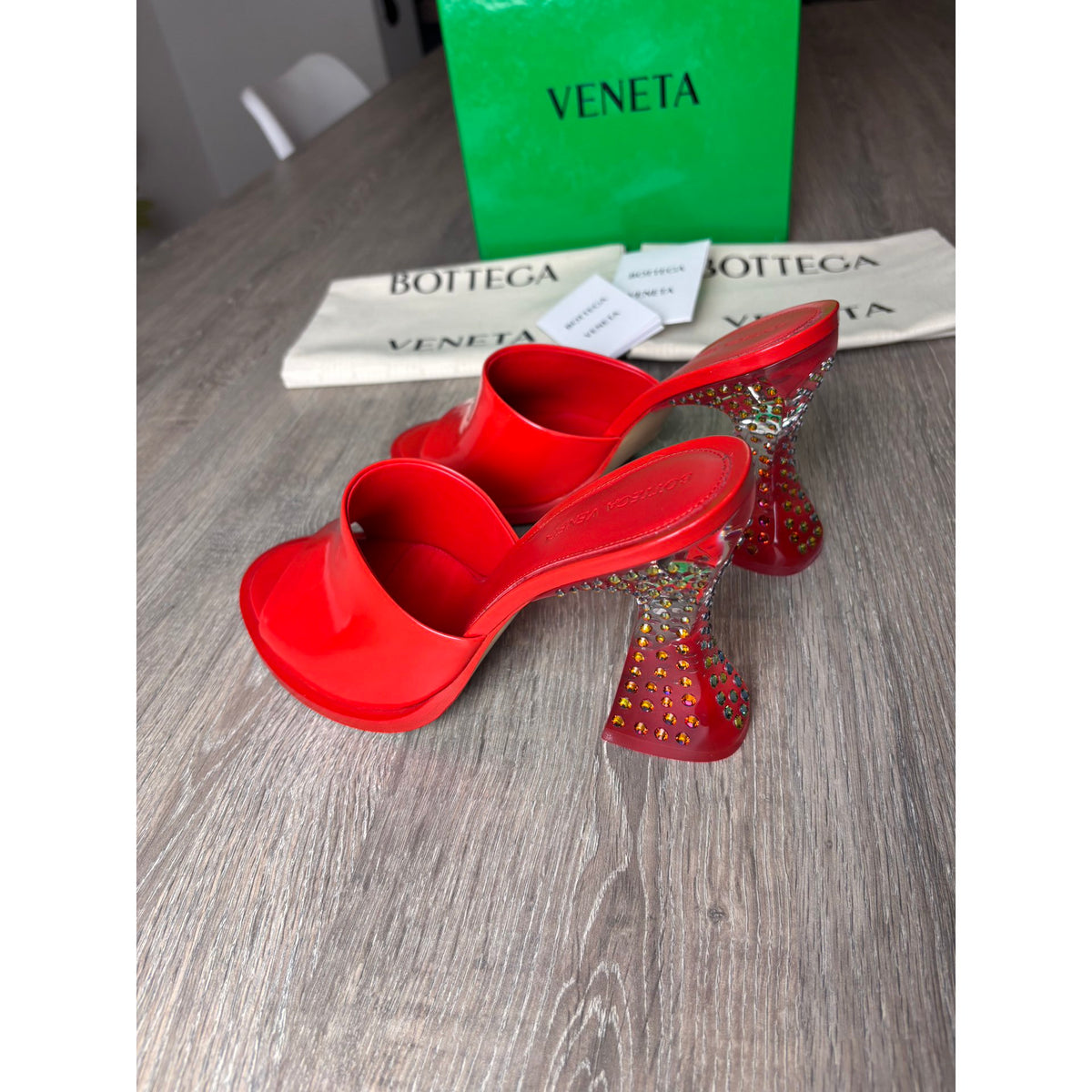Bottega Veneta Mules en cuir verni Rouge 38