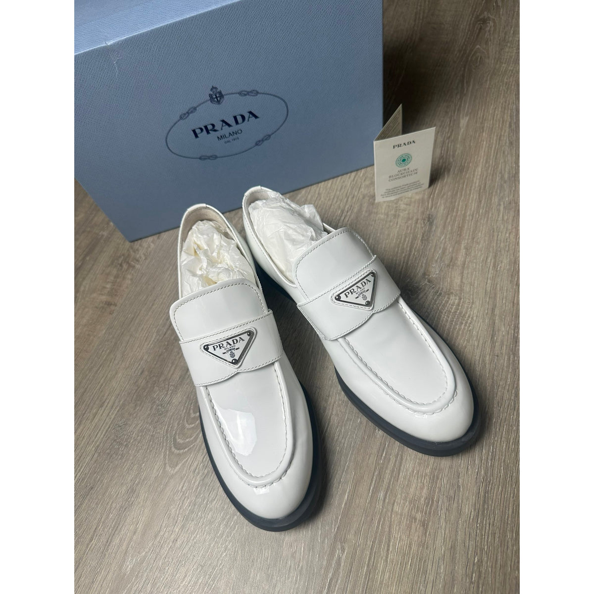 Prada Mocassins en cuir verni chocolate Blanc 38.5