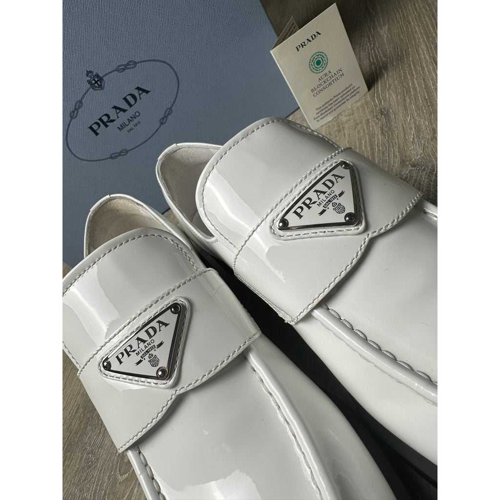 Prada Mocassins en cuir verni chocolate Blanc 38.5