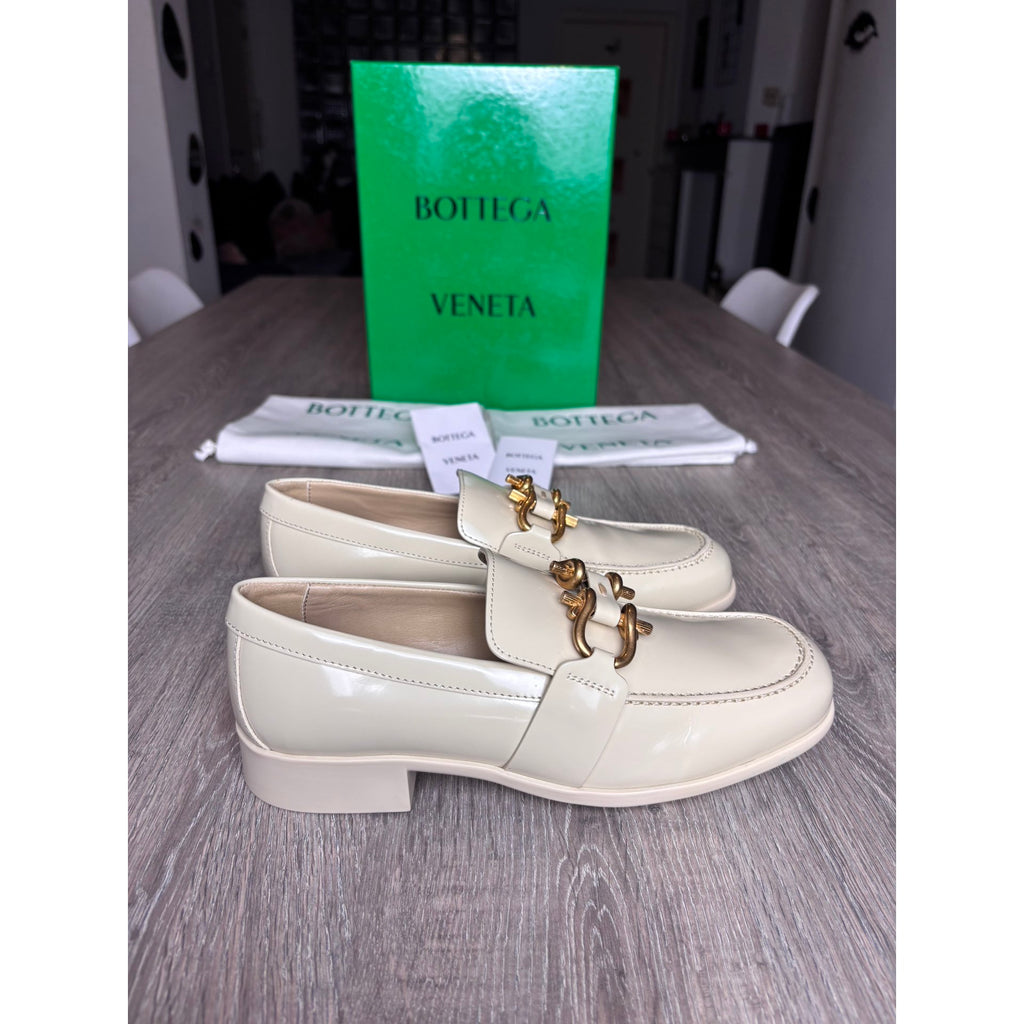 Bottega Veneta Mocassins en cuir verni Monsieur Écru 38.5