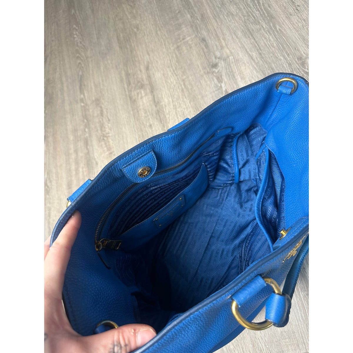 Prada Sac à main en cuir Light Frame Bleu Largeur 36 cm, Hauteur 34 cm, Profondeur 12,5 cm