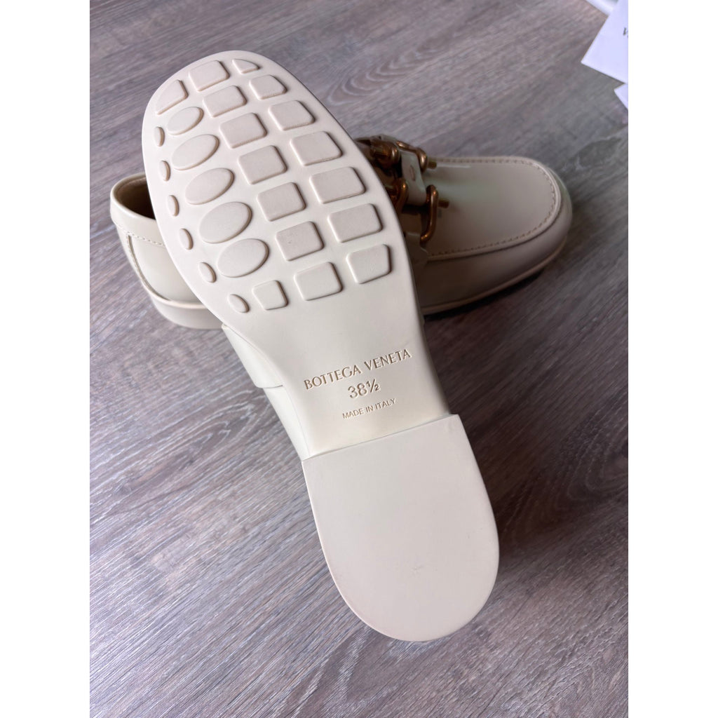 Bottega Veneta Mocassins en cuir verni Monsieur Écru 38.5