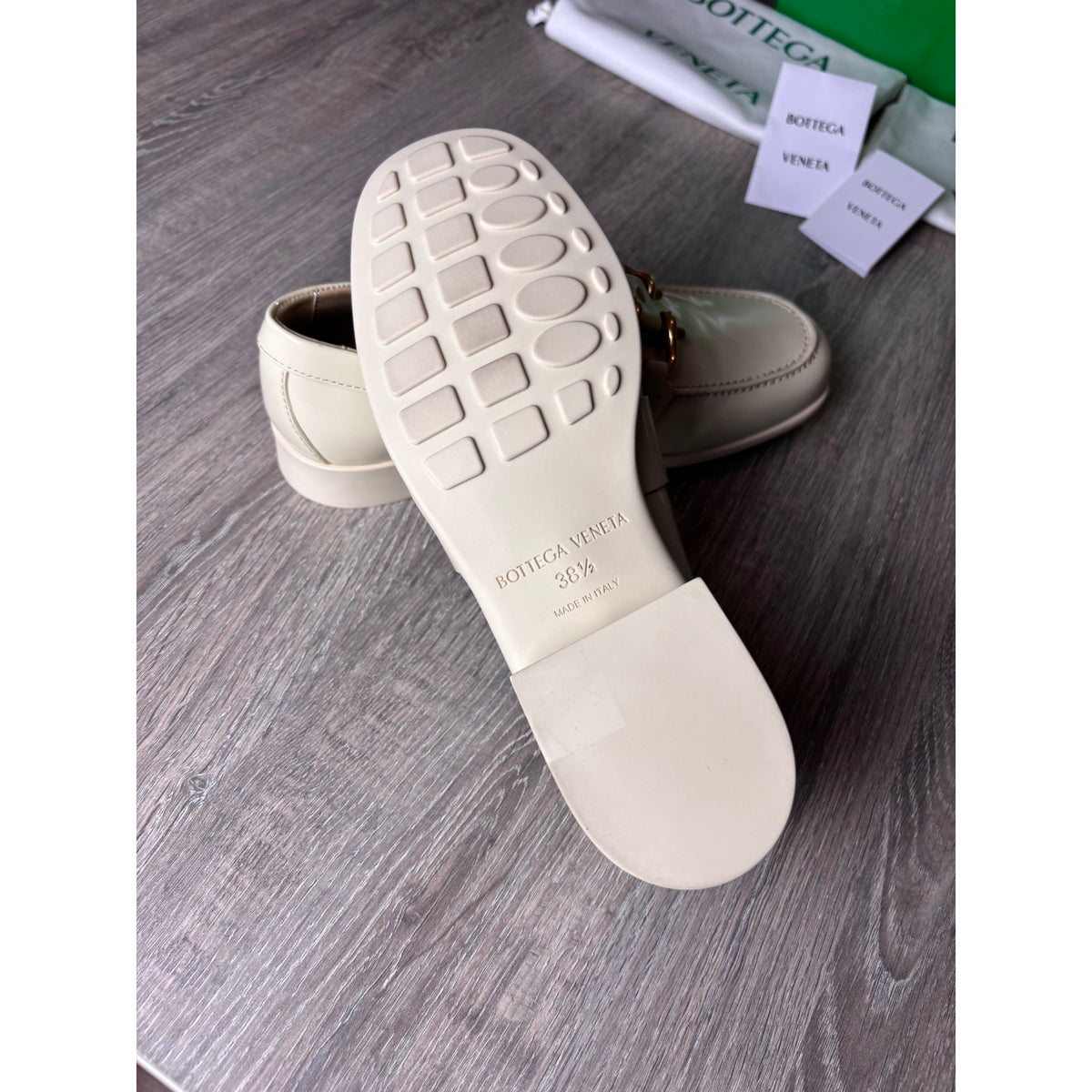 Bottega Veneta Mocassins en cuir verni Monsieur Écru 38.5