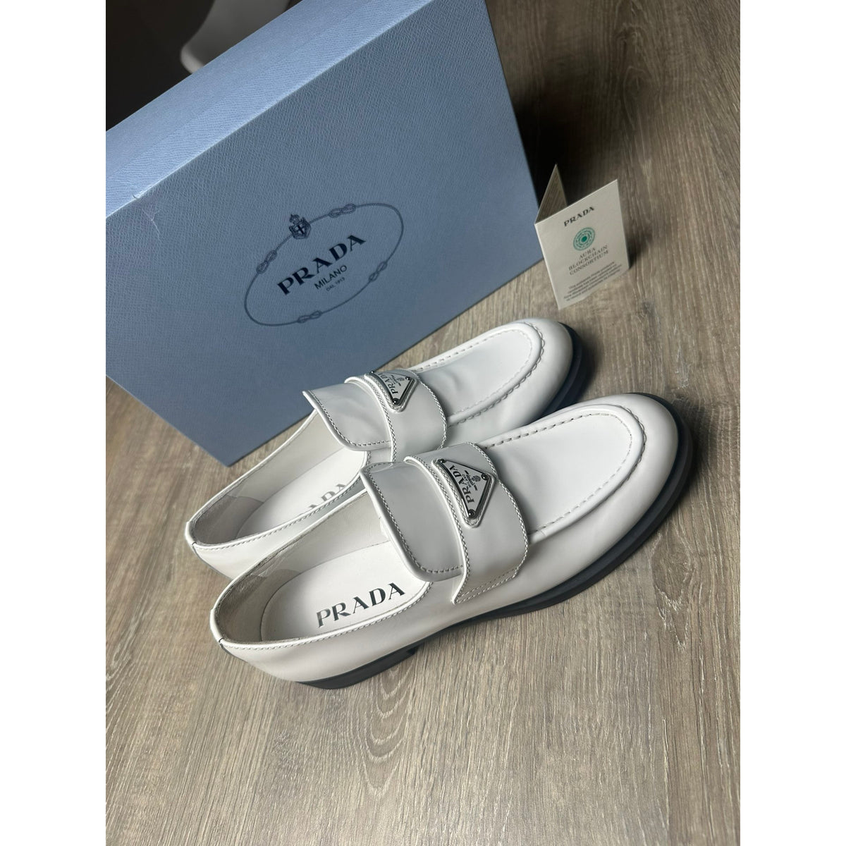 Prada Mocassins en cuir verni chocolate Blanc 38.5