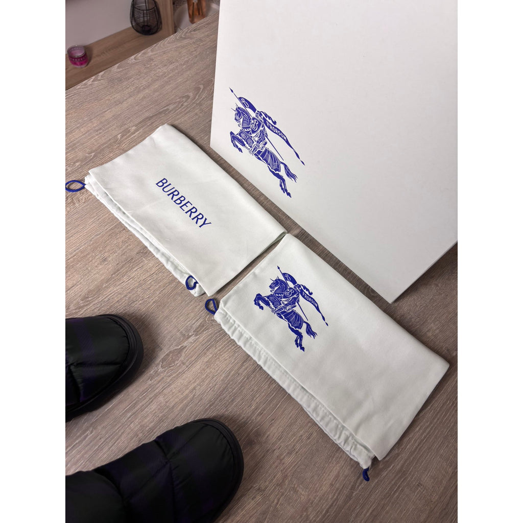 Burberry Bottes fourrées en cuir Violet 40