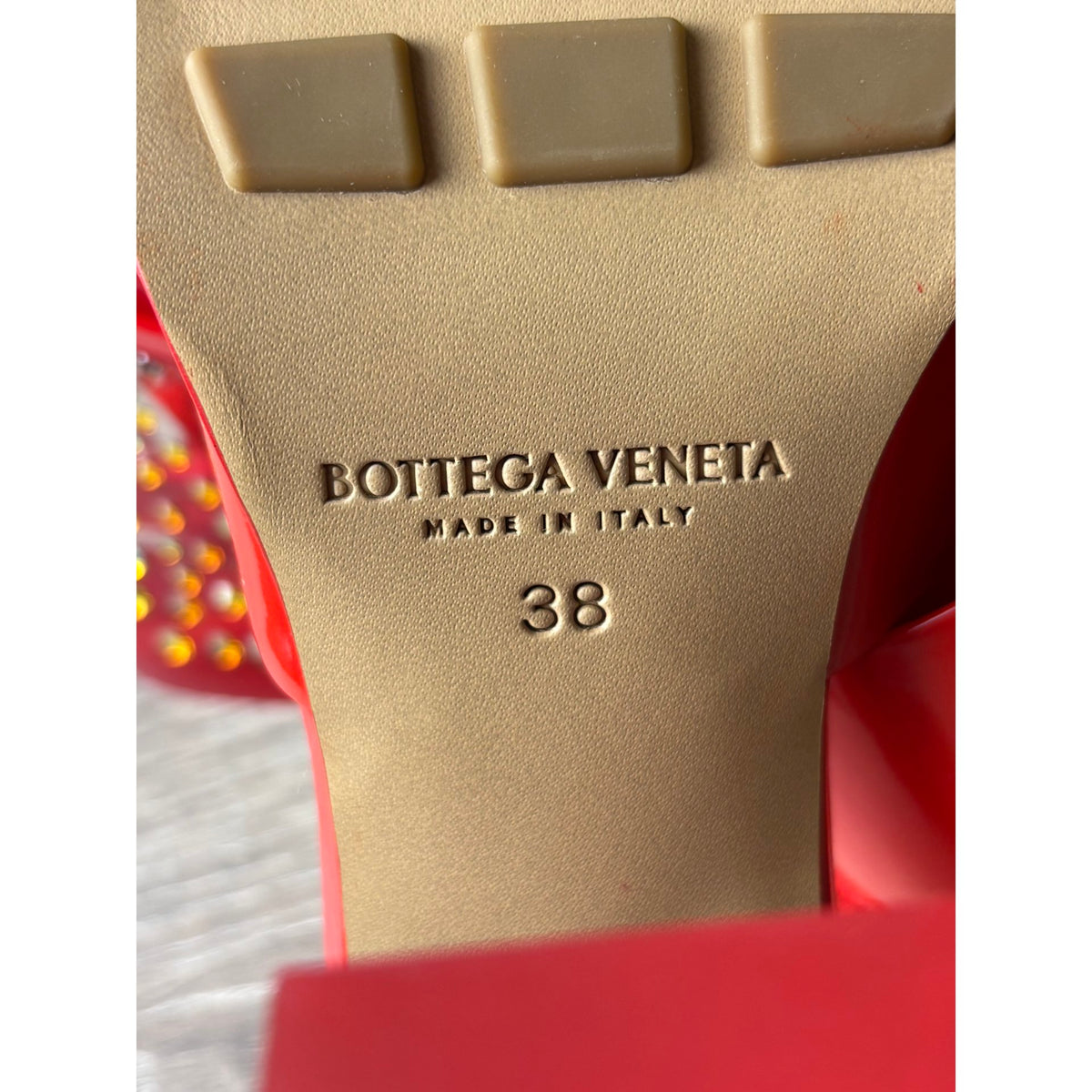 Bottega Veneta Mules en cuir verni Rouge 38