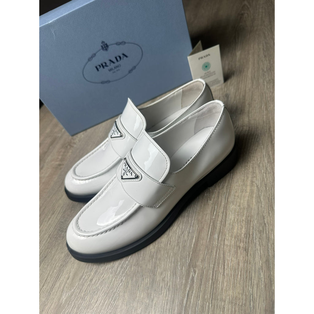 Prada Mocassins en cuir verni chocolate Blanc 38.5