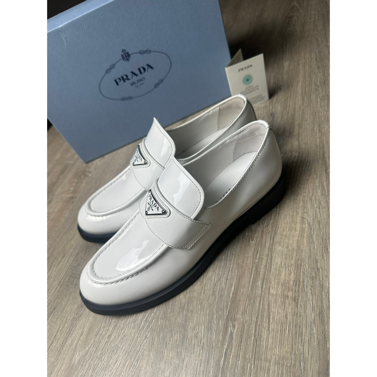Prada Mocassins en cuir verni chocolate Blanc 38.5
