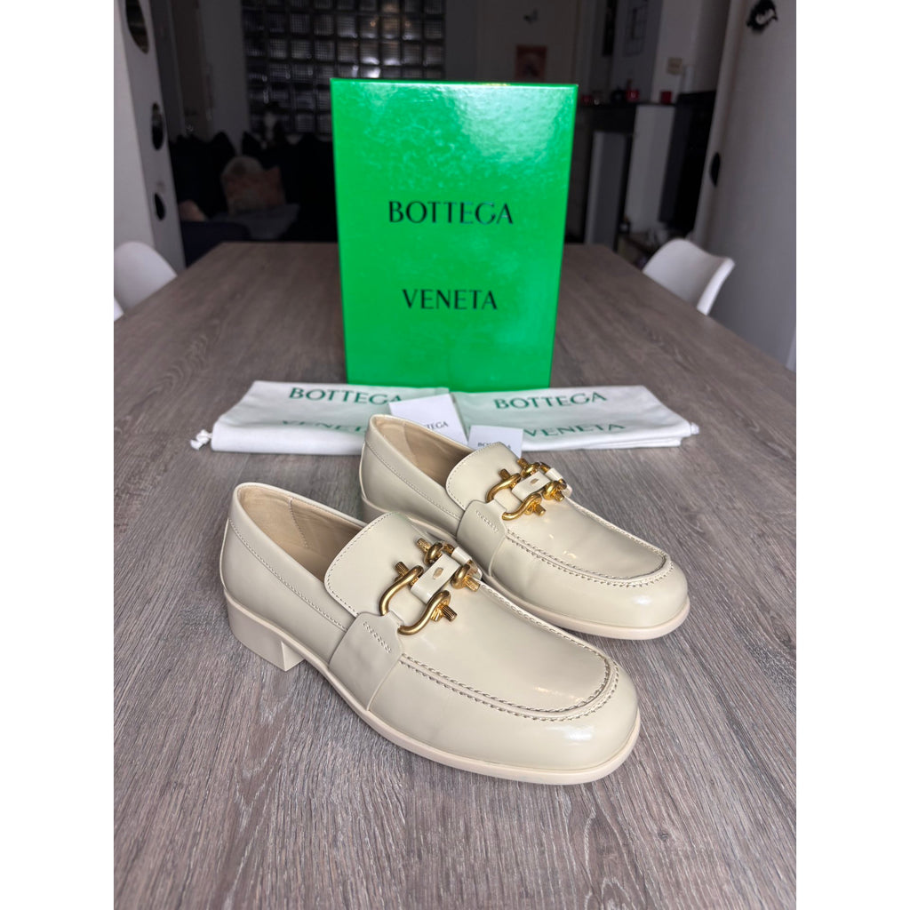 Bottega Veneta Mocassins en cuir verni Monsieur Écru 38.5