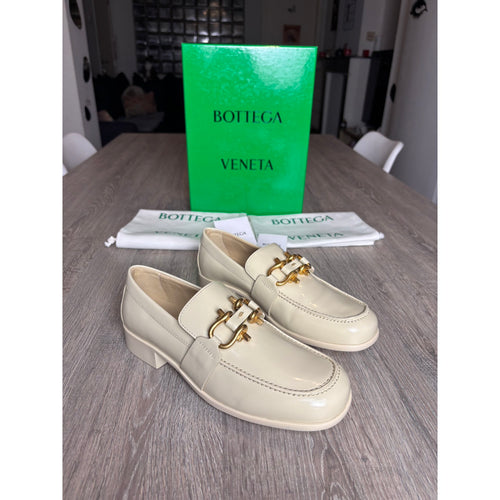 Bottega Veneta Mocassins en cuir verni Monsieur Écru 38.5