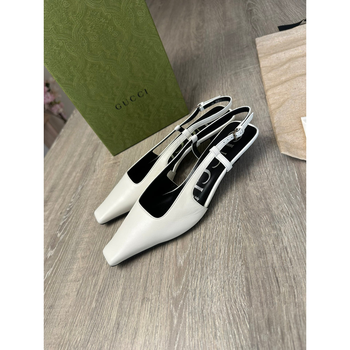 Gucci Escarpins en cuir Signoria blanc slingback à bout carré, bride réglable