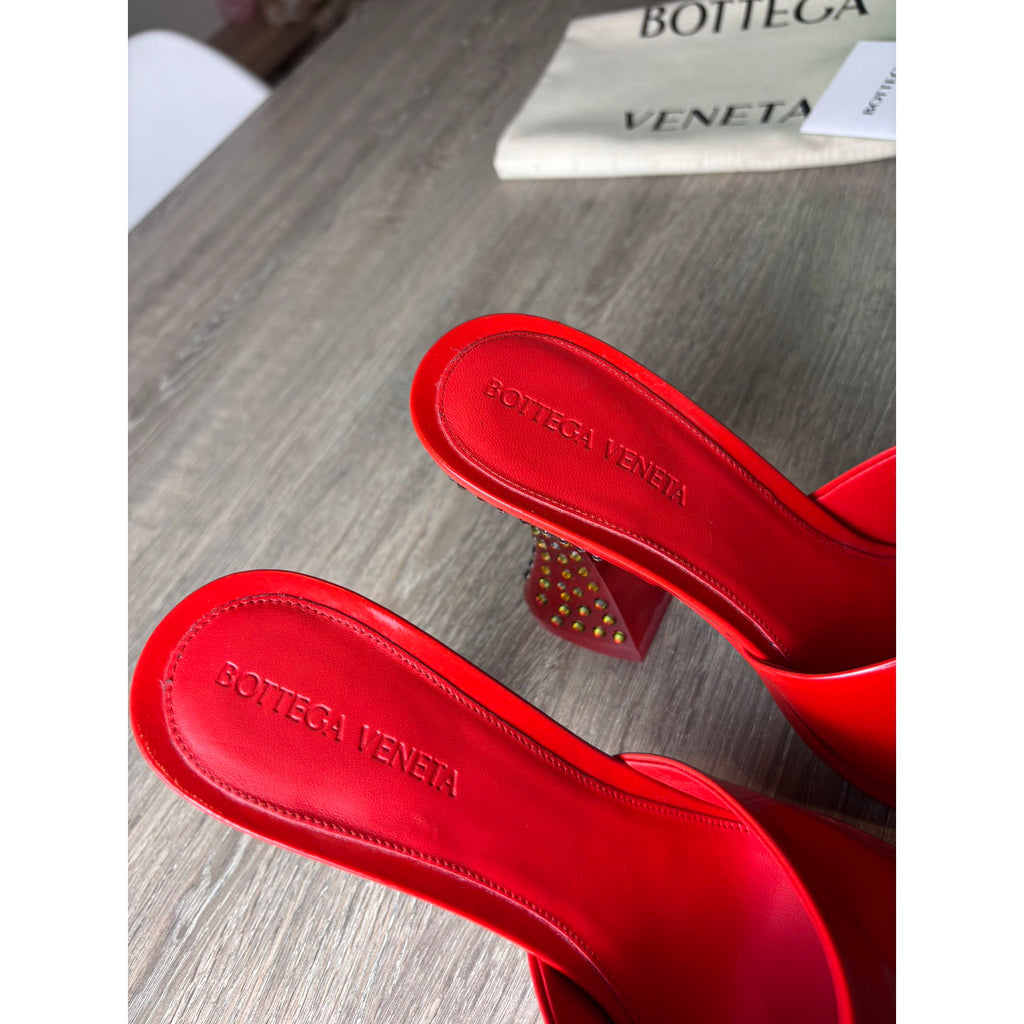 Bottega Veneta Mules en cuir verni Rouge 38