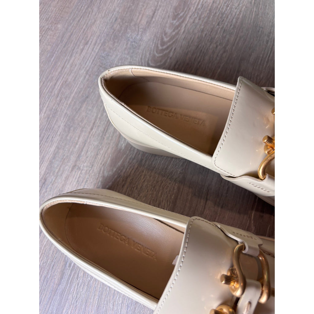 Bottega Veneta Mocassins en cuir verni Monsieur Écru 38.5
